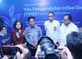 Penjabat (Pj) Gubernur Sumatera Utara Hassanudin menghadiri High Level Meeting Tim Pengendalian Intflasi Daerah (TPID) Provinsi Sumatera Utara dalam rangka Menjaga Stabilitas Harga Menjelang Hari Besar Keagamaan Nasional (HBKN) Natal dan Tahun Baru 2024 di Aula Raja Inal Siregar Kantor Gubernur Jalan Diponegoro Nomor 30 Medan, Kamis (21/12). (Diskominfo Sumut)

 