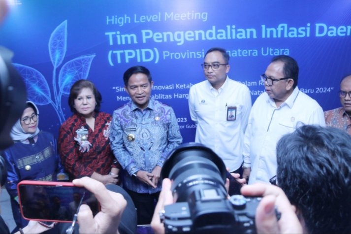 Penjabat (Pj) Gubernur Sumatera Utara Hassanudin menghadiri High Level Meeting Tim Pengendalian Intflasi Daerah (TPID) Provinsi Sumatera Utara dalam rangka Menjaga Stabilitas Harga Menjelang Hari Besar Keagamaan Nasional (HBKN) Natal dan Tahun Baru 2024 di Aula Raja Inal Siregar Kantor Gubernur Jalan Diponegoro Nomor 30 Medan, Kamis (21/12). (Diskominfo Sumut)

 