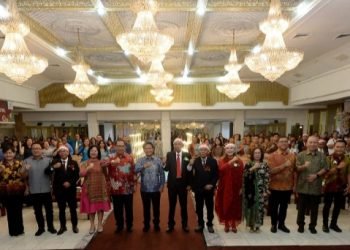 Pj Gubsu Hassanuddin dan Ketua DPRD Sumut Baskami Ginting foto bersama dengan Panitia Natal PWI Sumut di HDTI Medan, Kamis (21/12/2023). (IST)