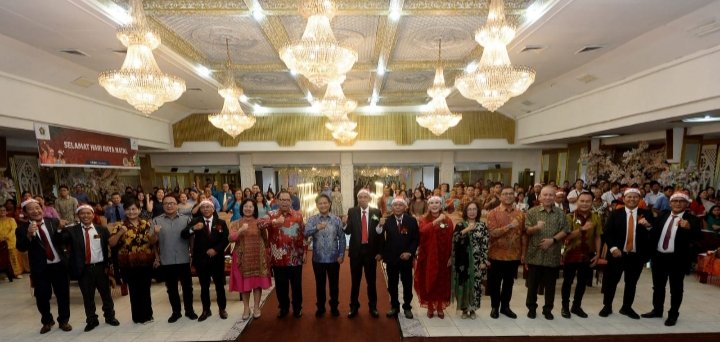 Pj Gubsu Hassanuddin dan Ketua DPRD Sumut Baskami Ginting foto bersama dengan Panitia Natal PWI Sumut di HDTI Medan, Kamis (21/12/2023). (IST)