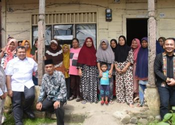 Bupati Tapsel Dolly Pasaribu foto bersama dengan Madyarakat Desa Padang Bujur, Kecamatan Sipirok. (IST)