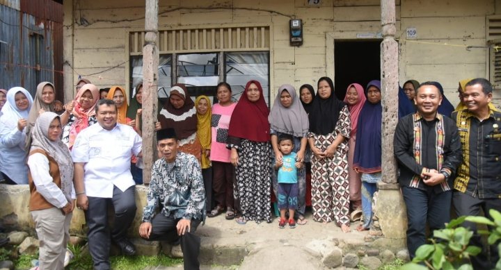 Bupati Tapsel Dolly Pasaribu foto bersama dengan Madyarakat Desa Padang Bujur, Kecamatan Sipirok. (IST)