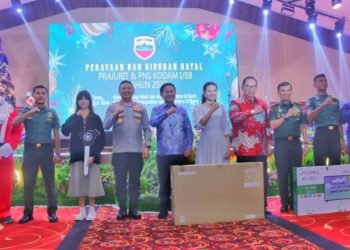 Penjabat (Pj) Gubernur Sumatera Utara (Sumut) Hassanudin menghadiri Perayaan dan Hiburan Natal Prajurit dan ASN jajaran Komando Daerah Militer I Bukit Barisan (KODAM I /BB) tahun 2023 di Wisma Benteng Jalan Kapten Maulana Lubis Nomor 6 Medan, Kamis (21/12) malam.
(Diskominfo Sumut)