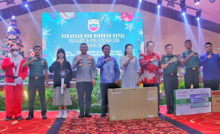 Penjabat (Pj) Gubernur Sumatera Utara (Sumut) Hassanudin menghadiri Perayaan dan Hiburan Natal Prajurit dan ASN jajaran Komando Daerah Militer I Bukit Barisan (KODAM I /BB) tahun 2023 di Wisma Benteng Jalan Kapten Maulana Lubis Nomor 6 Medan, Kamis (21/12) malam.
(Diskominfo Sumut)