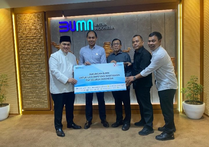 Menteri BUMN Erick Thohir saat menyerahkan dukungan pelaksanaan UKW PWI kepada Ketua Umum PWI Hendry CH Bangun di kantor Kementerian BUMN Jakarta baru-baru ini. ((IST)