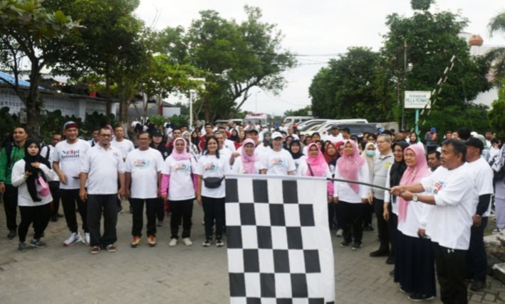 Asisten Pemerintahan dan Kesejahteraan Rakyat Pemprov Sumatera Utara (Sumut) Basarin Yunus Tanjung mewakili Pj Gubernur Sumut Hassanudin didampingi Kepala Dinas Sosial Sumut Sri Suriani Purnamawati, serta Dirut Rumah Sakit Umum Haji Medan Rehulina Ginting, melepas jalan sehat pada acara puncak Hari Kesetiakawanan Sosial Nasional Provinsi Sumut di pelataran Cafe Difabel di Jalan Karya Kasih, Johor, Medan, Jum'at (22/12). (Diskominfo Sumut)