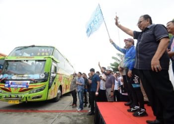 Pj Gubernur Sumatera Utara (Sumut) Hassanudin bersama Forkopimda Provinsi Sumut melepas keberangkatan Mudik Gratis Nataru Tahun 2023/2024 di Terminal Amplas Jalan Panglima Denai, Kota Medan. Sabtu (23/12). (Diskominfo Sunut)