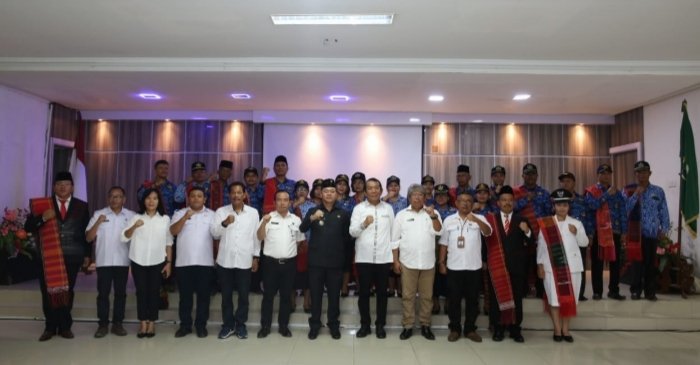 Tampak Bupati Nikson Nababan didampingi Wakil Bupati Sarlandy Hutabarat saat foto bersama seusai pelantikan, Rabu (27/12/2023). (IST)