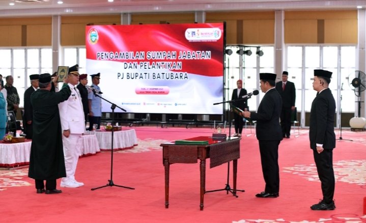 Pelantikan PJ Bupati Batubara
Pj Gubernur Sumut Hassanudin melantik Nizhamul sebagai Pj Bupati Batubara di Aula Tengku Rizal Nurdin, Rumah Dinas Gubernur Sumut, Jalan Sudirman No. 41, Medan, Rabu (27/12/2023). (Diskominfo Sumut)