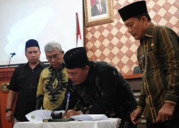 Kepala Kanwil Kemenag Sumut H Ahmad Qosbi menandatangi kerja sama dengan KIP Sumut terkait data dan informasi, Jumat (29/12/2023).(rel)