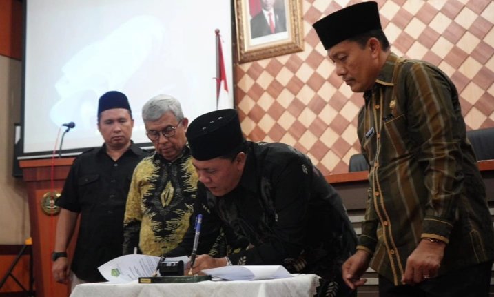 Kepala Kanwil Kemenag Sumut H Ahmad Qosbi menandatangi kerja sama dengan KIP Sumut terkait data dan informasi, Jumat (29/12/2023).(rel)