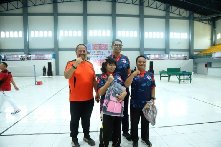 Kepala Dinas Kepemudaan dan Keolahragaan (Dispora) Sumut Baharuddin Siagian,  mewakili Pj Gubernur Sumut Hassanudin, menghadiri Festival Olahraga Disabilitas, yang digelar Kementerian Pemuda dan Olahraga RI di GOR Mini Dispora Sumut, Jalan Williem Iskandar/Jalan Pancing, Deliserdang, Kamis (30/11).  (DISKOMINFO SUMUT)