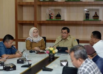 Kepala Dinas Koperasi dan Usaha Kecil dan Menengah Provinsi Sumatera Utara (Sumut) Naslindo Sirait memaparkan berbagai program untuk tingkatkan kualitas Koperasi, Usaha Kecil dan Menengah pada konferensi pers yang difasilitasi Dinas Komunikasi dan Informatika (Kominfo) Sumut di Kantor Gubernur Sumut, Jalan Pangeran Dipenogoro Nomor 30, Medan, Selasa (5/12). (Diskominfo Provsu)