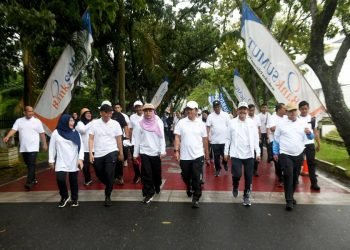 Pj Gubernur Sumatera Utara (Sumut) Hassanudin bersama Sekdaprov Sumut Arief Trinughroho, para OPD, serta para ASN Pemprov Sumut melakukan olahraga jalan sehat dalam rangka Peringatan Hari Ulang Tahun ke-52 KORPRI Tingkat Provsu Tahun 2023 di Halaman Parkir Belakang Kantor Gubernur (Eks Medan Club), Jalan Kartini Nomor 36 Medan, Jumat (1/12). (Diskominfo Sumut)