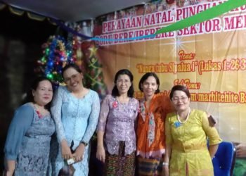 Kaum ibu foto bersama di sela perayaan Natal.