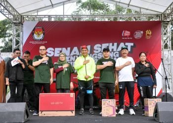 Pj Gubernur Sumut Hassanudin bersama Sekdaprov Sumut Arief S. Trinugroho mengikuti Senam Sehat Menyongsong Pemilu Serentak Tahun 2024 yang diselenggarakan oleh Komisi Pemilihan Umum (KPU) Provinsi Sumut di Halaman Kantor TVRI Sumut, Jalan Putri Hijau, Medan, Sabtu (9/12/2023). (Diskominfo Sumut)