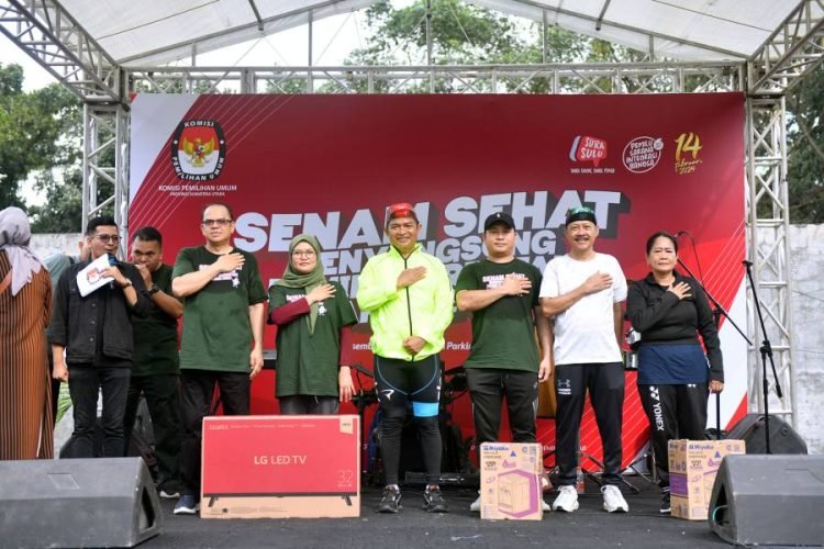 Pj Gubernur Sumut Hassanudin bersama Sekdaprov Sumut Arief S. Trinugroho mengikuti Senam Sehat Menyongsong Pemilu Serentak Tahun 2024 yang diselenggarakan oleh Komisi Pemilihan Umum (KPU) Provinsi Sumut di Halaman Kantor TVRI Sumut, Jalan Putri Hijau, Medan, Sabtu (9/12/2023). (Diskominfo Sumut)