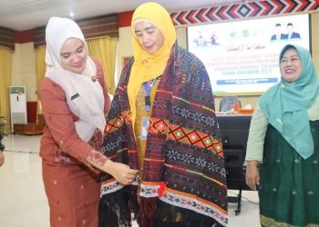 Ketua PP GPMP pusat Herlina Mustika Sari saat mengulosi Ketua PD-GPMB Tapsel Rosalina Dolly Pasaribu. (IST)
