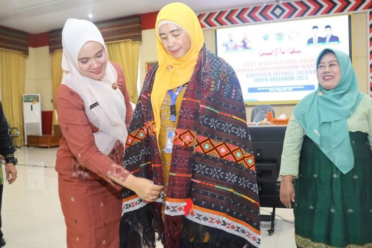 Ketua PP GPMP pusat Herlina Mustika Sari saat mengulosi Ketua PD-GPMB Tapsel Rosalina Dolly Pasaribu. (IST)