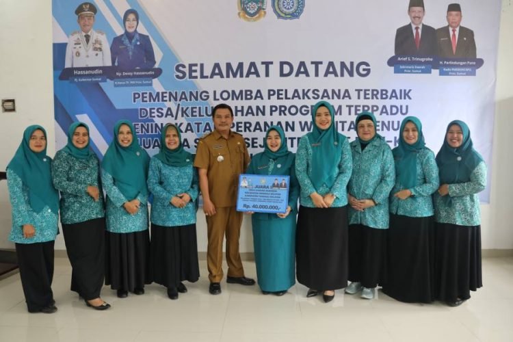 Dolly Pasaribu foto bersama usai menerima penghargaan sebagai juara pertama lomba Desa Binaan kategori PTP2WKSS tingkat Provinsi Sumatera Utara di Medan. (IST)