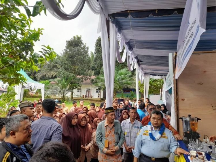 Bupati Tapsel Dolly Pasaribu di acara pembukaan Job Fair di SMKN.1 Marancar. (IST)
