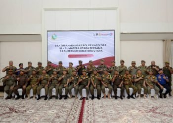 Pj. Gubernur Sumatera Utara Hassanudin memimpin rapat Penyelenggaraan Ketertiban Umum dan Ketentraman Masyarakat bersama seluruh Kepala Satuan Polisi Pamong Praja Kabupaten/Kota se-Sumut di Rumah Dinas Gubernur Sumut Jalan Jenderal Sudirman Nomor 41 Medan. Jumat (8/12). (Diskominfo Sumut)