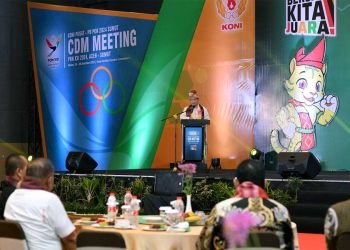 Pj Gubernur Sumut Hassanudin menghadiri Chef De Mission (CDM) Meeting Panitia Besar PON XXI Tahun 2024 Aceh - Sumut yang dibuka secara langsung oleh Ketua KONI Pusat Marciano Norman di Ballroom Hotel Santika Premiere Dyandra, Jalan Kapten Maulana Lubis, Medan, Senin Malam (18/12/2023). (Diskominfo Sumut)