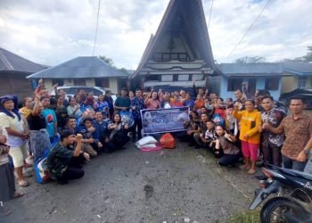 KMM memberikan bantuan kepada anggotanya yang terdampak banjir bandang Sihotang. (Suriono Brandoi)