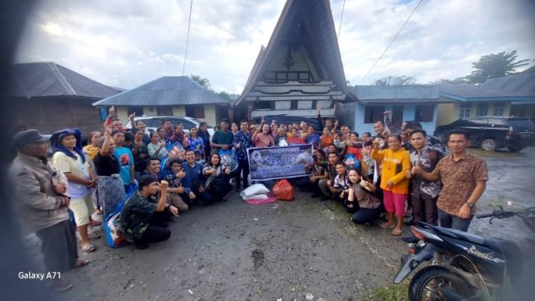 KMM memberikan bantuan kepada anggotanya yang terdampak banjir bandang Sihotang. (Suriono Brandoi)