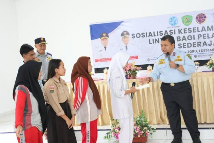 Bupati Tapsel Dolly Pasaribu berdialog dengan pelajar peserta sosialisasi keselamatan berlalu lintas bagi pelajar SLTA sederajat di aula Kantor Camat Batang Toru. (IST)
