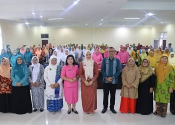 Ketua TP.PKK Kabupaten Tapsel Rosalina Dolly Pasaribu foto bersama dengan peserta acara sosialisasi pembinaan organisasi perempuan, (IST)