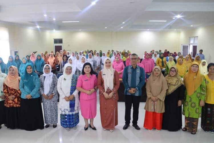 Ketua TP.PKK Kabupaten Tapsel Rosalina Dolly Pasaribu foto bersama dengan peserta acara sosialisasi pembinaan organisasi perempuan, (IST)
