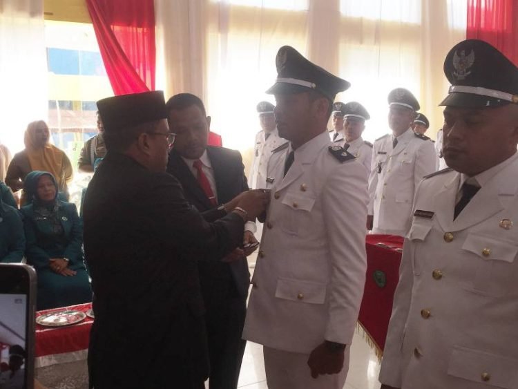 Pj.Wali Kota Padangsidimpuan mengucapkan selamat pada para Kepdes yang baru dilantik. (IST)
