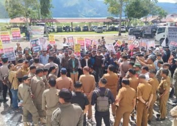 Bupati dan wakil bupati Samosir menyambut para pengunjuk rasa.(Suriono Brandoi).