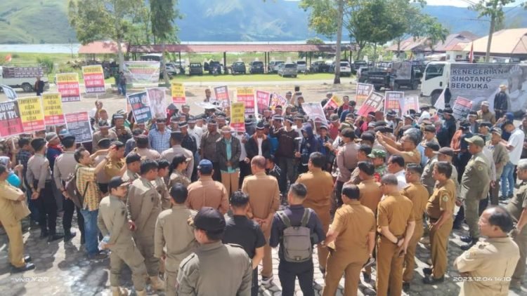 Bupati dan wakil bupati Samosir menyambut para pengunjuk rasa.(Suriono Brandoi).
