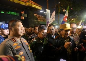 Pj Gubernur Sumatera Utara (Sumut) Hassanudin bersama Kapolda Sumut Irjen Agung Setya Imam Effendi, Pangdam I Bukit Barisan Mayor Jenderal TNI Mochammad Hasan Hasibuan, serta Sekda Provinsi Sumut Arief Tri nugroho saat melakukan Patroli Pengamanan malam pergantian Tahun Baru 2024 di Pos Terpadu Lapangan Benteng Medan, Minggu (31/12). (Diskominfo Sumut)