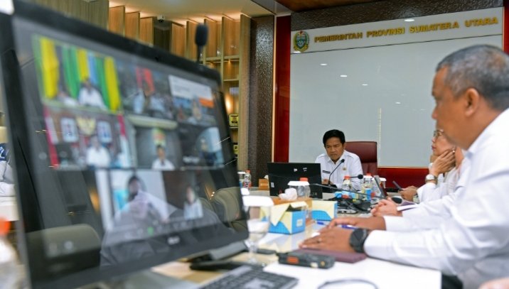 Pj. Gubernur Sumut Hassanudin mengikuti Rapat Koordinasi Pengendalian Inflasi Tahun 2024 yang diselenggarakan oleh Kementerian Dalam Negeri RI secara virtual dari Ruangan Sumut Smart Province, lantai 6, Kantor Gubernur Sumut, Jalan Diponegoro No 30, Medan, Rabu (3/1/2024). (Diskominfo Sumut)