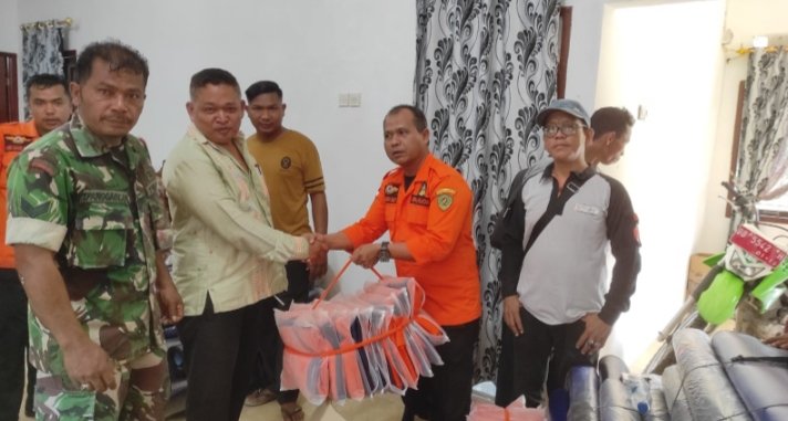 Kalaksa BPBD Tapsel Umar Halomoan Daulay  saat menyerahkan bantuan masyarakat yang terdampak bencana banjir berupa sembako, peralatan keluarga, selimut, karpet, biskuit dan tambahan gizi. (IST)
