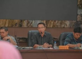 Plt Sekretaris Daerah Kota ( Sekdako) Padangsidimpuan, Roni Gunawan Rambe saat memimpin rapat finalisasi persiapan Peresmian Alun-Alun Kota Padangsidimpuan, Jumat (5/1) di Ruang Rapat Sekda. (IST)