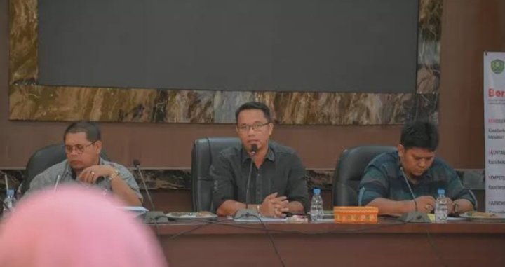 Plt Sekretaris Daerah Kota ( Sekdako) Padangsidimpuan, Roni Gunawan Rambe saat memimpin rapat finalisasi persiapan Peresmian Alun-Alun Kota Padangsidimpuan, Jumat (5/1) di Ruang Rapat Sekda. (IST)