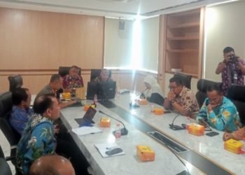 Asisten Pemerintahan dan Kesejahteraan Rakyat Basarin Yunus Tanjung mewakili Penjabat (Pj) Gubernur Sumut Hassanudin memimpin rapat yang berlangsung di Ruang Rapat, Lantai 2, Kantor Gubernur, Jalan Pangeran Diponegoro Nomor 30, Medan, Jumat (5/1). (DISKOMINFO SUMUT)