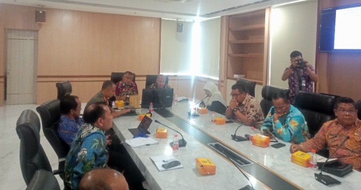 Asisten Pemerintahan dan Kesejahteraan Rakyat Basarin Yunus Tanjung mewakili Penjabat (Pj) Gubernur Sumut Hassanudin memimpin rapat yang berlangsung di Ruang Rapat, Lantai 2, Kantor Gubernur, Jalan Pangeran Diponegoro Nomor 30, Medan, Jumat (5/1). (DISKOMINFO SUMUT)