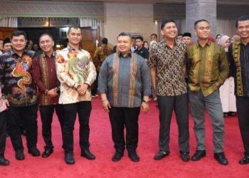 Bupati Tapsel Dolly Pasaribu fhoto bersama dengan Kapolres Tapsel dari AKBP Imam Zamroni ( lama) dan Kapolres Tapsel yang baru AKBP Yasir Ahmadi pada acara pisah sambut di Gedung Serba Guna, Komplek Perkantoran Pemerintahan Tapanuli Selatan Sipirok. (IST)