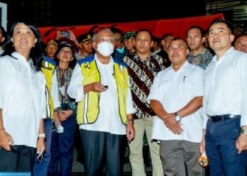 Kadisdik Jabar, Wahyu Mijaya mendampingi Menteri PUPR, Basuki Hadimuljono dan Dirjen Cipta Karya 
Kementerian PUPR, Diana Kusumastuti meninjau SMAN 1 Sumedang, salah satu sekolah terdampak gempa. (IST)