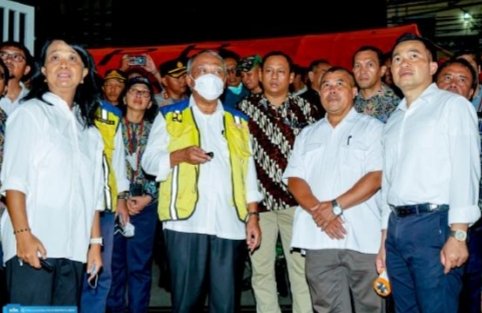 Kadisdik Jabar, Wahyu Mijaya mendampingi Menteri PUPR, Basuki Hadimuljono dan Dirjen Cipta Karya 
Kementerian PUPR, Diana Kusumastuti meninjau SMAN 1 Sumedang, salah satu sekolah terdampak gempa. (IST)