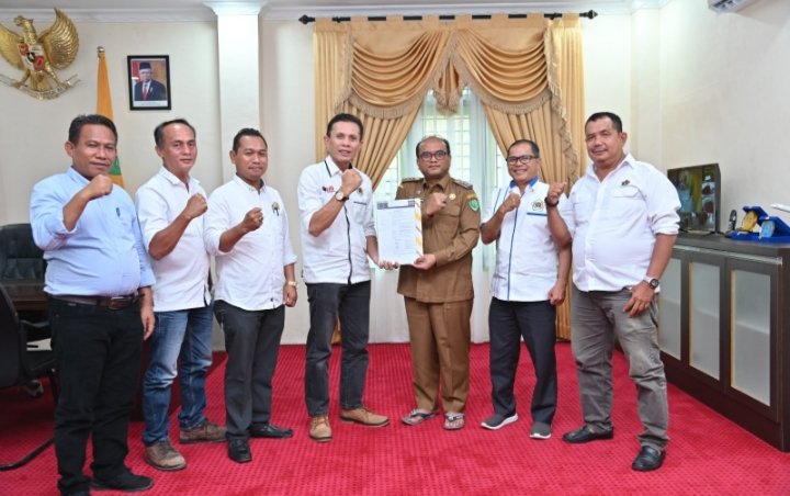 Pj.Wali Kota Padangsidimpuan Letnan Dalimunthe foto bersama dengan Pengurus PWI Tabagsel. (IST)