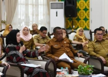 Pj Ketua Dekranasda Provinsi Sumut Dessy Hassanudin saat memimpin Rapat Program Kerja Dekranasda Sumut Tahun 2024 di Rumah Gubernur Sumut, Jalan Jenderal Sudirman Nomor 41 Medan, Senin (8/1). (Diskominfo Sumut)