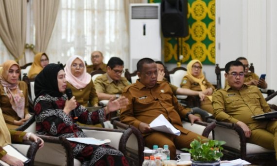 Pj Ketua Dekranasda Provinsi Sumut Dessy Hassanudin saat memimpin Rapat Program Kerja Dekranasda Sumut Tahun 2024 di Rumah Gubernur Sumut, Jalan Jenderal Sudirman Nomor 41 Medan, Senin (8/1). (Diskominfo Sumut)