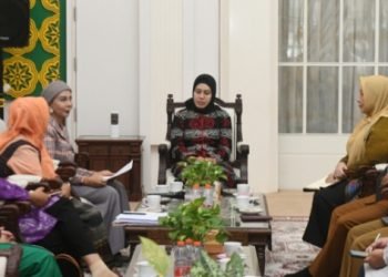 Pj Ketua Dekranasda Provinsi Sumatera Utara (Sumut) Dessy Hassanudin saat melakukan rapat Persiapan Inacraft Tahun 2024 bersama Ketua BPD ASEPHI Sumut Fatimah Habibie Syamsul Arifin beserta jajarannya di Hall Rumah Dinas Gubernur Sumut, Jalan Sudirman 41, Medan, Senin (8/1). (Diskominfo Sumut)