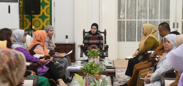 Pj Ketua Dekranasda Provinsi Sumatera Utara (Sumut) Dessy Hassanudin saat melakukan rapat Persiapan Inacraft Tahun 2024 bersama Ketua BPD ASEPHI Sumut Fatimah Habibie Syamsul Arifin beserta jajarannya di Hall Rumah Dinas Gubernur Sumut, Jalan Sudirman 41, Medan, Senin (8/1). (Diskominfo Sumut)